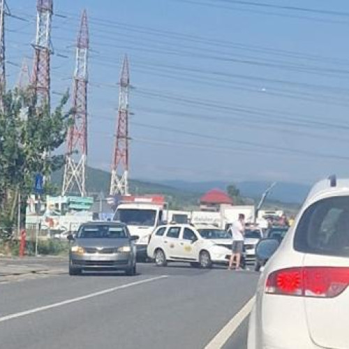 Accident rutier între un taxi și un autoturism la intrarea în Florești