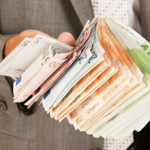 Un bărbat din Argeș acuzat de furt și plasare de bani falși către iubită