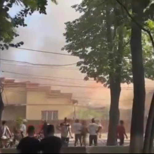 Incendiu puternic la un magazin din Tecuci: Pompierii anunță lichidarea focului