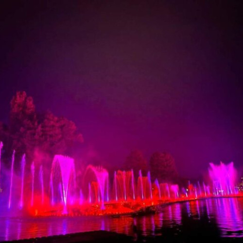 <pre><code class="language-markdown">### Spectacole de lumini și muzică la fântânile arteziene din Parcul Teilor

Bucureștenii sunt invitați să participe la spectacole de lumini, apă și muzică, organizate la fântânile arteziene situate pe lacul din Parcul Teilor, Sectorul 3. 

Vizitatorii parcului au ocazia să se bucure de un show acvatic captivant, ce îmbină jocuri de lumini și muzică, în fiecare seară de luni până joi, începând cu ora 21:30.
</code></pre>
