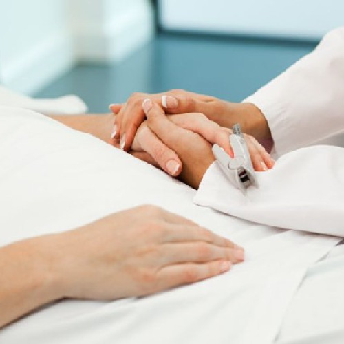 Pacienții cu melanom ocular riscă să rămână fără tratament