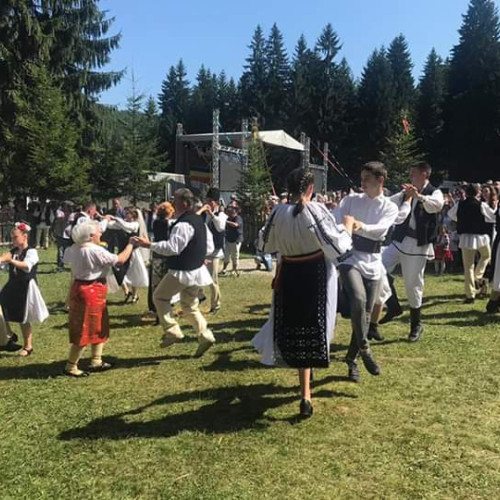 Festival tradițional readuce obiceiurile din Valea Zanelor