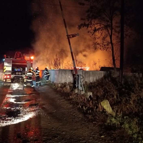 Incendiu violent în Epureni: Pompierii au intervenit prompt