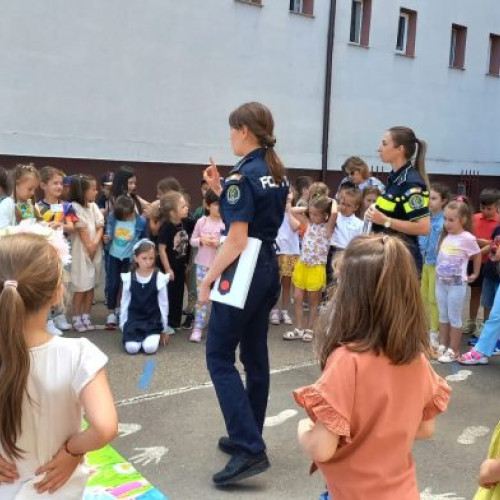 <pre><code class="language-markdown">### Inspectoratul de Poliție Vrancea relansează campania de siguranță pentru copii în vacanță

Inspectoratul de Poliție Județean Vrancea, prin Biroul Siguranța Școlară, împreună cu Inspectoratul Școlar Județean Vrancea, Direcția Județeană de Sport și Tineret Vrancea și Biblioteca Județeană „Duiliu Zamfirescu" au relansat campania „Vara împreună, în siguranță!”. Scopul principal al acestei inițiative este creșterea nivelului de informare a elevilor și părinților pentru a reduce riscul de victimizare și implicare în fapte antisociale, în special în perioada vacanței școlare.

Campania se adresează atât preșcolarilor, cât și elevilor, prin organizarea de activități informative și preventive în taberele și locurile de agrement frecventate de copii în județul Vrancea. Acțiunile se desfășoară în diverse locații, inclusiv mediul urban și rural, biblioteci și zone de recreere.

Printre temele abordate se numără prevenirea violenței, bullying-ului și cyberbullying-ului, siguranța în mediul online, prevenirea consumului de substanțe psihoactive și siguranța rutieră. Toate aceste subiecte sunt esențiale pentru asigurarea unei vacanțe sigure și plăcute pentru cei mici.

Inspectoratul de Poliție Județean Vrancea subliniază importanța colaborării cu alte instituții și organizarea de activități non-formale pentru a crea un mediu sigur și educativ pentru copii pe perioada vacanței de vară.
</code></pre>
