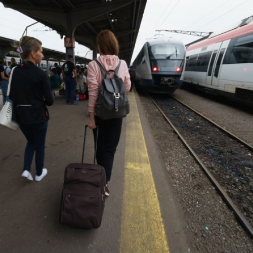 Anunț CFR. Ce amendă iei dacă deschizi ușa trenului în mers