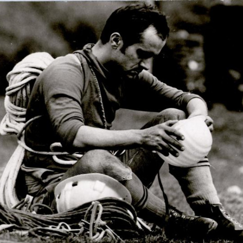 <pre><code class="language-markdown">### Fondatorul Salvamontului Cluj, Grig Bodea, a încetat din viață la 77 de ani

Grig Bodea, parintele fondator al Salvamontului Cluj, a trecut în neființă la vârsta de 77 de ani. Anunțul trist a fost făcut pe pagina de Facebook a instituției, unde colegii salvamontiști au transmis un mesaj emoționant de rămas bun în memoria celui care, timp de decenii, a fost liderul de necontestat al Salvamontului clujean.

La începutul anilor '70, Grig Bodea, împreună cu regretatul Misi Szalma, care și-a pierdut viața în avalanșa din 1974 de la Podragu, au pus bazele Salvamontului Cluj. "Și a fost Grig Bodea - părinte fondator al Salvamontului Cluj. A fost unul dintre puținii bărbați ai acelor vremuri care erau făuriți dintr-un amestec perfect de vizionarism și tenacitate, lucrând pentru binele comun într-un domeniu pe care l-au creat ei înșiși: salvarea montană."

Tânărul inginer Grigore (Grig) Bodea a fost singurul supraviețuitor al avalanșei de la Podragu din 1974, în care prietenul său Misi Szalma și un alt alpinist clujean, Laci Halmagyi, și-au pierdut viața. Fără Misi Szalma, cu care abia legase o prietenie la fabrica din Turda și cu care înființase Salvamontul în Cheile Turzii și în Muntele Băișorii, Grig Bodea a devenit liderul necontestabil al Salvamontului clujean pentru decenii. El a participat activ la multe acțiuni de salvare complexe în Apuseni, a fost monitor de alpinism și instructor la Școala Națională Salvamont, fiind un mentor dur, dar drept pentru toate generațiile de salvamontiști.

Născut la începutul anului 1947 în Finișel, Cluj, Grig Bodea a urmat primele patru clase în satul natal, gimnaziul la Gilău și liceul „Nicolae Bălcescu” din Cluj, unde a absolvit ulterior Politehnica, devenind inginer electromecanic. Muntele a fost însă pasiunea sa de o viață, loc în care și-a întâlnit soția, venită din București la un curs de alpinism în anii '70.

Grig Bodea a fost o personalitate marcantă a primelor decenii ale Salvamontului Cluj. Pentru meritele sale în crearea și conducerea Salvamontului Cluj, în 2019 a fost distins cu titlul de Cetățean de onoare al județului Cluj, împreună cu Misi Szalma (postum).
</code></pre>
