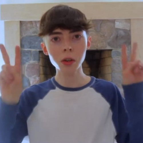 Un american de 35 de ani uimește internetul cu înfățișarea sa tânără