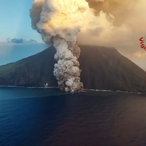 Vulcanul Stromboli a erupt, generând o coloană de cenușă și un flux de lavă