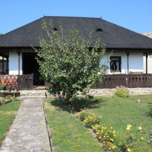 Poveste de succes în Truşeşti: Gospodărie moldovenească autentică recreată pe locul unei foste mlaştini