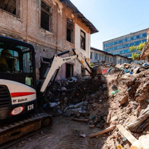 Intervenție majoră pentru curățarea subsolului unei clădiri importante