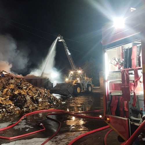 Intervenție ISU la un incendiu într-un depozit de deșeuri din Satu Mare