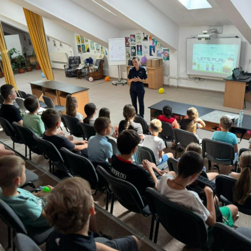 Activități educative desfășurate de polițiști la școala de vară organizată de Liceul cu Program Sportiv Botoșani