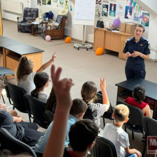 Politistii au participat la activitatile scolii de vara din Botosani