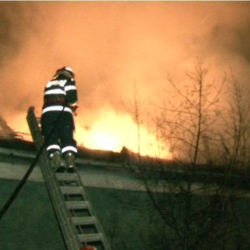 Incendiu la un depozit pe strada Eroilor din Florești