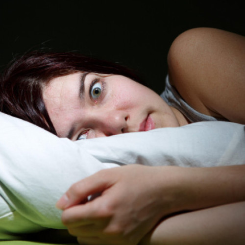 Cum să dormi bine în nopțile caniculare: sfaturi de la experți