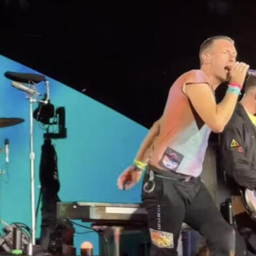 Publicul român de la concertul Coldplay reacționează dur la manele