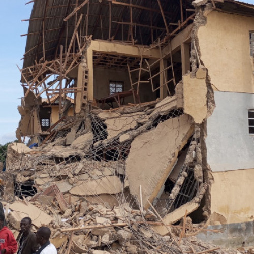 O școală din Nigeria s-a prăbușit în timpul examenelor, provocând zeci de victime