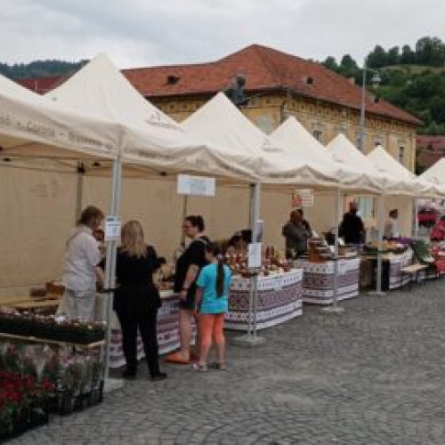 Târgul volant de producători are loc în Piața Unirii din cartierul Șchei