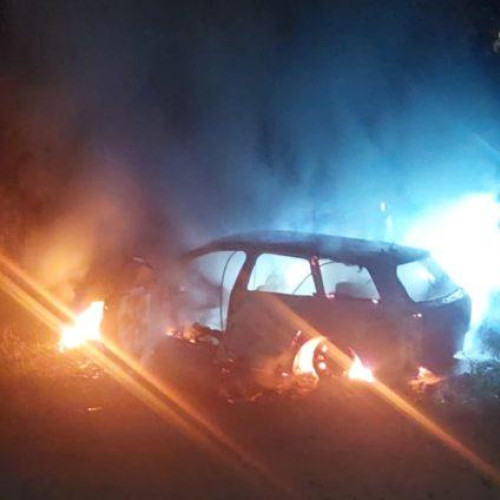 Autoturism în flăcări la Mitoc: intervenție rapidă a pompierilor