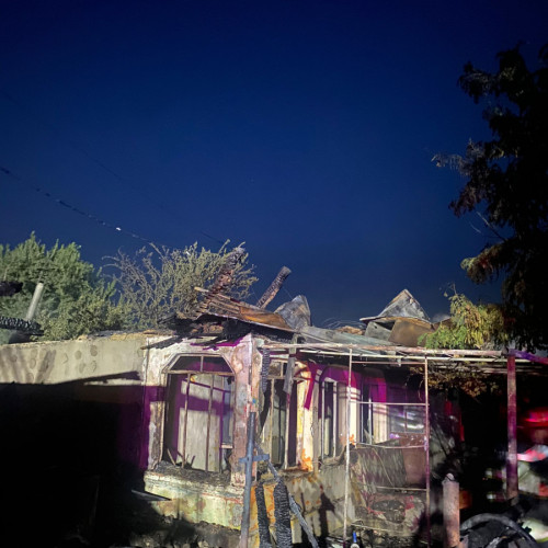 Incendiu devastator în Tecuci: două familii rămân fără acoperiș