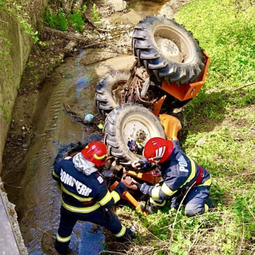 Tractor răsturnat în Argeș: Un bărbat a fost rănit