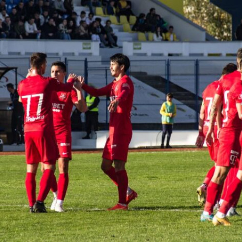 <pre><code class="language-markdown">### FC Hermannstadt și Universitatea Craiova au remizat la 0-0 în prima etapă a Superligii

FC Hermannstadt și Universitatea Craiova au încheiat la egalitate, 0-0, vineri seara, pe terenul echipei din Sibiu, în cadrul primei etape a Superligii de fotbal, informează Agerpres.

În prima repriză, echipa gazdă, FC Hermannstadt, a avut o prezență mai activă pe teren, controlând în mare parte jocul. Însă, în a doua repriză, Universitatea Craiova a schimbat dinamica meciului, dominând autoritar și creând mai multe ocazii clare de gol.

Cele mai notabile șanse de a deschide scorul au venit din partea jucătorilor Alexandru Mitriță și Elvir Koljić de la Universitatea Craiova, însă golul mult așteptat nu a venit până la finalul partidei.

Astfel, meciul s-a încheiat fără goluri, oferind câte un punct fiecărei echipe în clasament. Publicul din Sibiu a avut parte de un spectacol fotbalistic echilibrat, cu momente de tensiune și ocazii de ambele părți.

Rămâne de văzut cum își vor continua parcursul cele două echipe în această nouă ediție a Superligii, după un început considerat promițător, dar fără goluri marcate. 
</code></pre>
