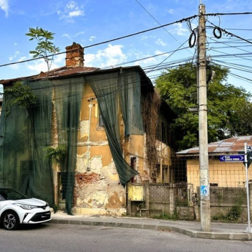 Casa în stare avansată de degradare din Pitești devine un pericol pentru pietoni