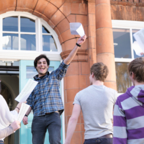 Elevii au la dispoziție o nouă aplicație pentru pregătirea la matematică: Genizz