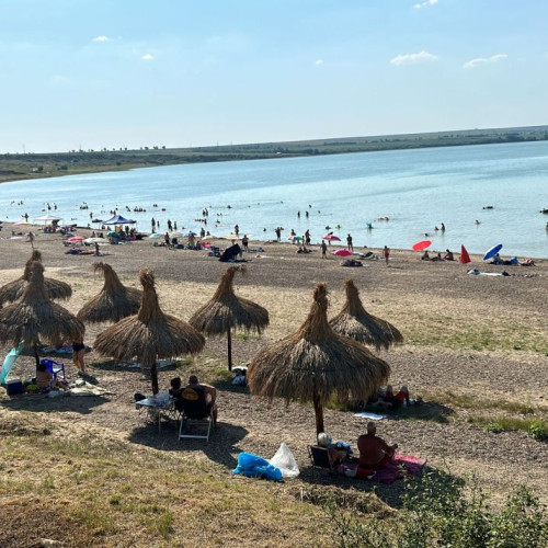 Peste 1.000 de persoane pe plaja Stânca-Coțești în condiții de Cod Roșu de caniculă