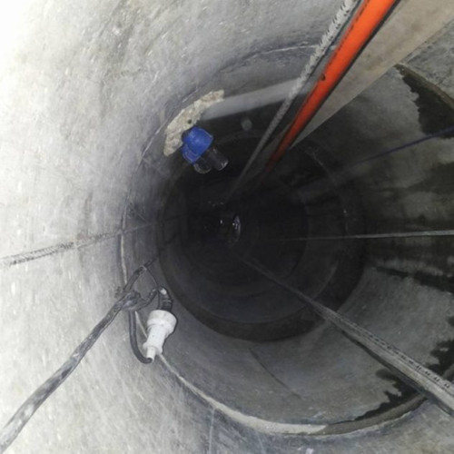 Bărbat mort electrocutat în timpul curățării fântânii din curte