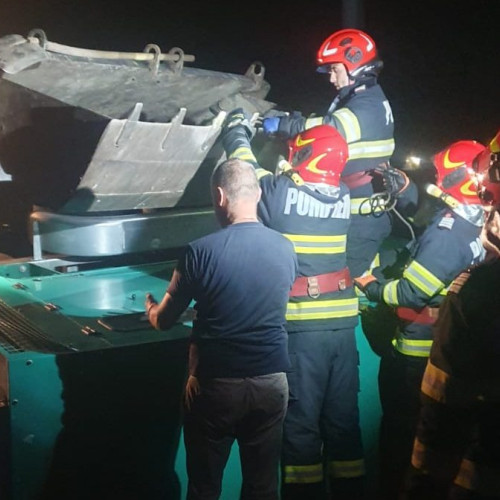 O remorcă - generator s-a răsturnat pe calea ferată, la Valea Lungă