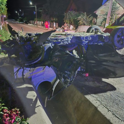 Doi tineri au scăpat doar cu zgârieturi dintr-un accident rutier grav