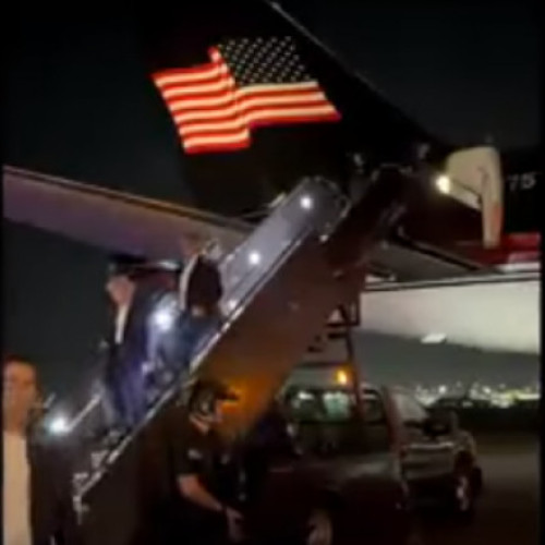 Donald Trump a fost văzut coborând din avion fără ajutor, după o tentativă de asasinat