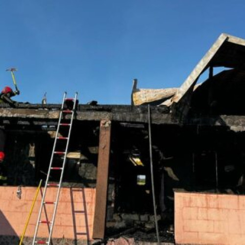 Incendiu devastator într-o locuință mansardată din Focșeasca, comuna Tăcuta
