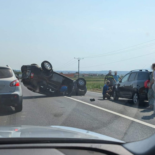 Accident în lanț la intrarea în Bradu: un Duster răsturnat, patru mașini implicate