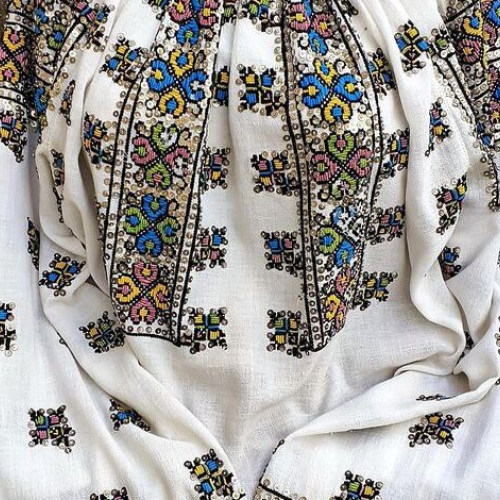 Tradiția cămășilor de nuntă în mediul rural, dezvăluită de custodele muzeului "Timpul omului"