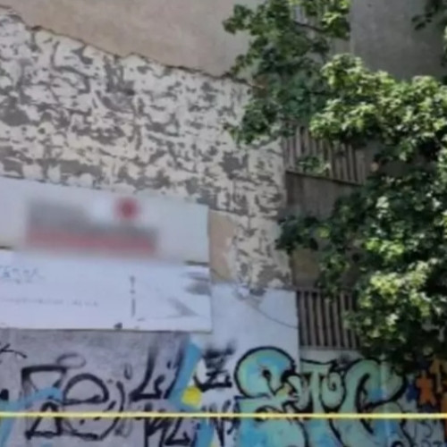 Fenomen neobișnuit în București: un bloc din Drumul Taberei "s-a dezbrăcat" din cauza căldurii