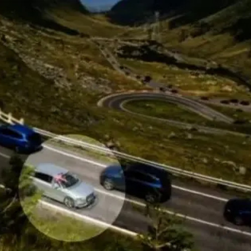 Incident iresponsabil pe Transfăgărășan: Tânără surprinsă făcându-și un selfie periculos