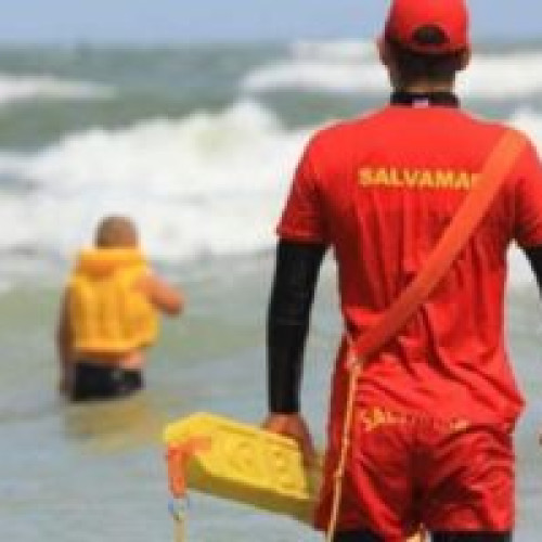 <pre><code class="language-markdown">### Salvamarii români, plătiți modest și limitați de programul de lucru

Sute de salvamari au fost angajați pentru a supraveghea plajele de pe litoralul românesc, peste 100 fiind implicați exclusiv în salvarea vieții turiștilor pe plajele din Constanța și Mamaia, relatează Observator News. Deși au un rol crucial în siguranța celor care vizitează litoralul, salariile acestor profesioniști rămân modeste.

Potrivit specialiștilor, salariile salvamarilor în 2024 nu au suferit modificări semnificative comparativ cu 2023. Astfel, un salvamar debutant câștigă aproximativ 3.000 de lei pe lună, iar remunerația crește odată cu experiența acumulată, dar nu substanțial.

Problema salarizării salvamarilor din România persistă de mulți ani. Autoritățile încearcă să transfere responsabilitatea, însă plata continuă să fie realizată prin subvenții de la stat. Deși a existat discuția ca plata acestora să fie făcută de administratorii plajelor, care obțin profituri considerabile din concesionarea sau închirierea lor către agenți economici, această variantă nu a fost pusă în practică.

O altă dificultate majoră pe litoralul românesc este legată de programul de lucru al salvamarilor. Din cauza salariilor reduse, aceștia sunt disponibili, în general, doar în intervalul orar 08.00-19.00. Dificultatea autorităților locale de a atrage și menține salvamari pe termen lung este accentuată de aceste ore limitate de lucru.

Merită menționat că, deși multe voci susțin că în străinătate salariile salvamarilor sunt mai mari, și cheltuielile legate de cazare și întreținere sunt considerabil mai mari. Astfel, diferențele salariale nu par atât de substanțiale pe cât ar părea la o primă vedere.

Trebuie să subliniem că această problemă de salarizare și condiții de muncă necesită o atenție deosebită din partea autorităților pentru a asigura siguranța turiștilor și a îmbunătăți condițiile de muncă ale salvamarilor.

Dacă apreciati această știre, sunteți invitați să vă alăturați comunității noastre de cititori pe pagina de Facebook, printr-un Like!

Sursa: economedia.ro
</code></pre>
