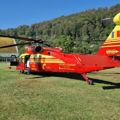 Un elicopter contribuie la stingerea unui incendiu în comuna Agas
