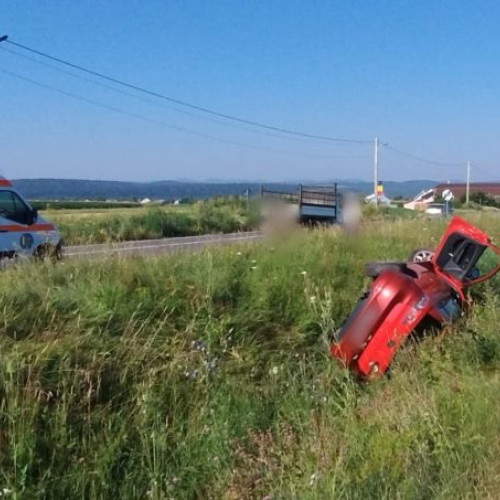 Accident rutier în comuna Baia: autoturism răsturnat