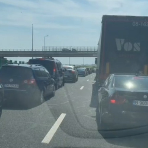 Aglomeratie pe drumurile spre mare: Ambuteiaje si caldura insuportabila