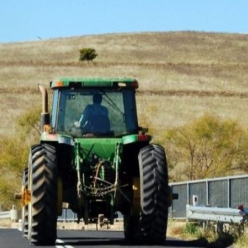 Dosar penal pentru un botosanean prins la volanul unui tractor fara permis