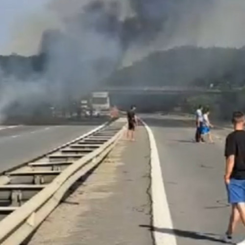 Autoturism în flăcări pe A1: Trafic blocat și pericol de extindere a incendiului