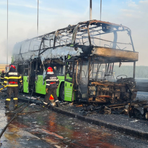 Un autocar cu 35 de cetățeni ucraineni a luat foc pe podul de la Brăila