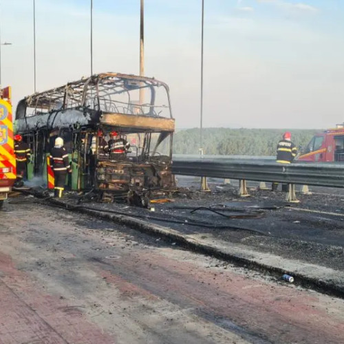 Incendiu devastator pe un pod: un autocar supraetajat a ars complet