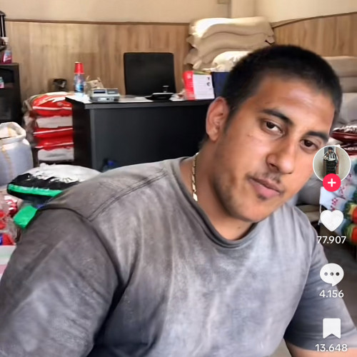 <pre><code class="language-markdown">### Guta Vasi, fenomenul viral din Gorj

Guta Vasi a captat atenția internetului după ce un videoclip cu el s-a răspândit rapid pe rețelele de socializare. Totul a început cu replica sa devenită faimoasă: "Ghiciti melodia pentru 10 lei".

Vasi, originar din Glogova, județul Gorj, a fost recent invitat pe podcastul tinerilor Cimpoiașu și Hartaț, difuzat pe canalul YouTube. În cadrul emisiunii, el a povestit despre viața sa și despre cum își câștigă existența din aparițiile la diverse evenimente unde este chemat să cânte.

Pentru a demonstra talentul său muzical, Vasi a oferit și o scurtă prestație la vioară, impresionând audiența cu abilitățile sale artistice. După succesul obținut pe social media, Guta Vasi a devenit un nume cunoscut în comunitatea sa și nu numai.
</code></pre>
