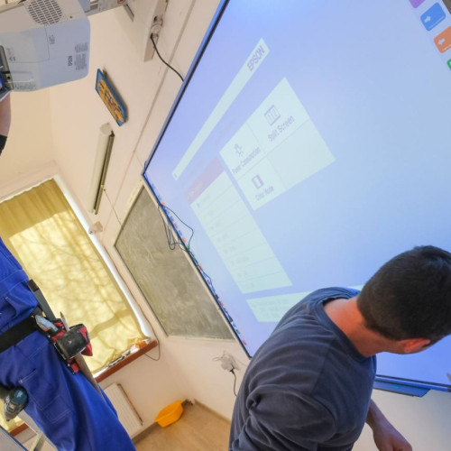 Montarea tablelor inteligente în școlile din Târgoviște, un pas înainte