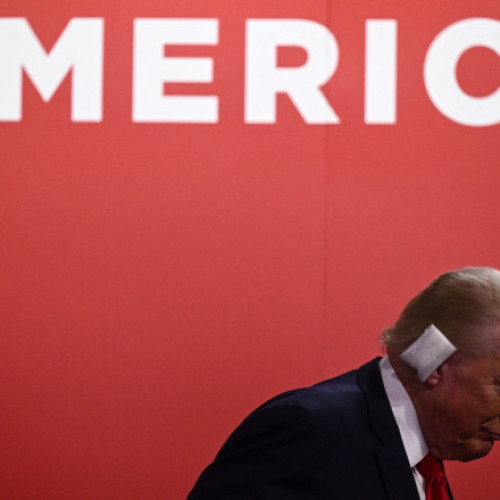 Donald Trump, apariție surprinzătoare cu ureche bandajată la convenția republicană