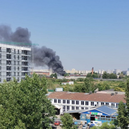 Incendiu puternic la un service auto din Sectorul 2, București